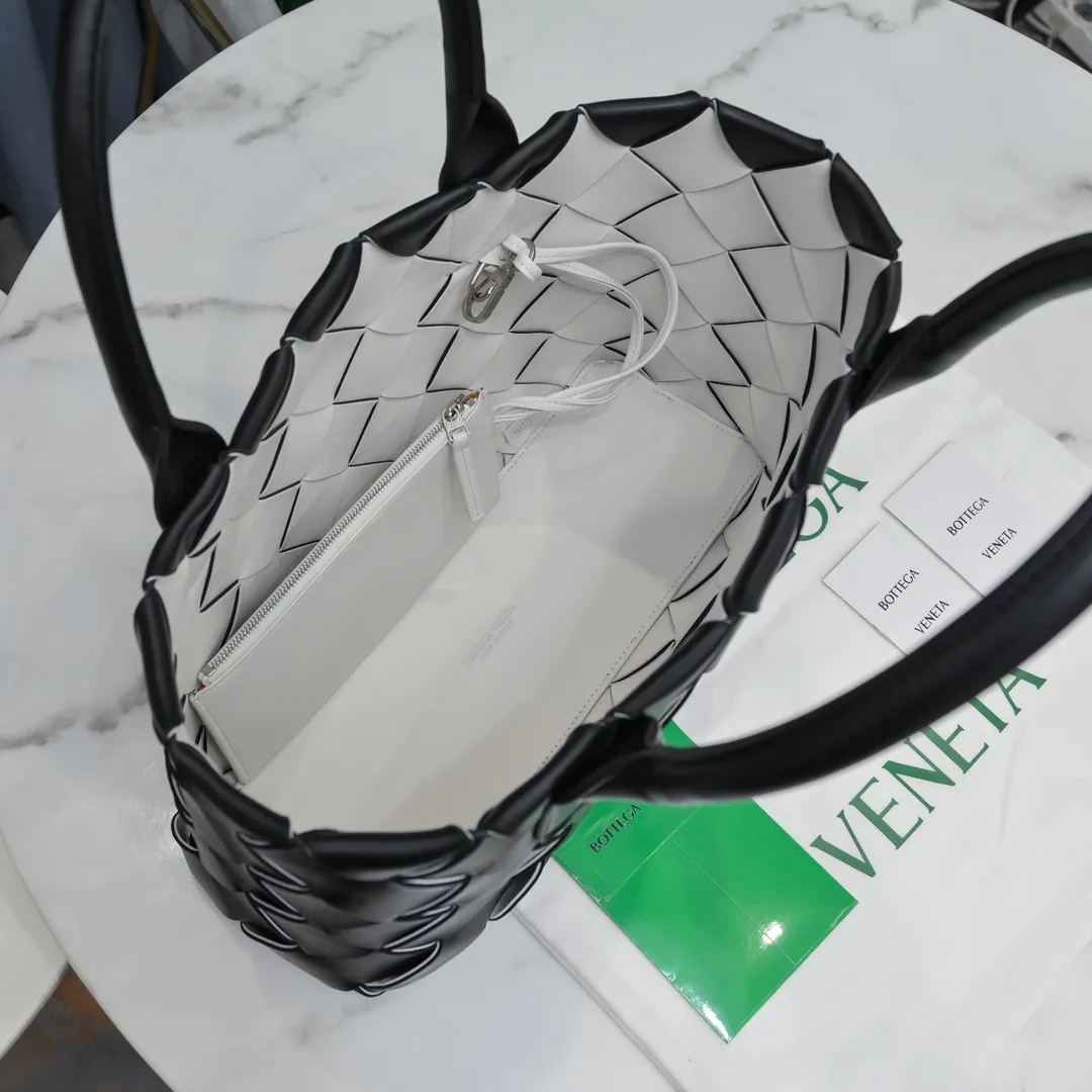 MAXI CABAT tote handbag 😎 ✧Bottega veneta.͙Hand-woven has its own characteristics, the original lambskin 🐑I really like their craftsmanship. Whether it is a bright bright color or a low-key dark color, it looks very textured when you pick it up. It seems that all colors can be made to look good, and it is also very convenient for daily wear. It is a classic and fashionable must-have. If you like it, hurry up ؔʶ̷ ˡ̲̮ ؔʶ̷✧ Size: 33*23*12, model number [9891#]